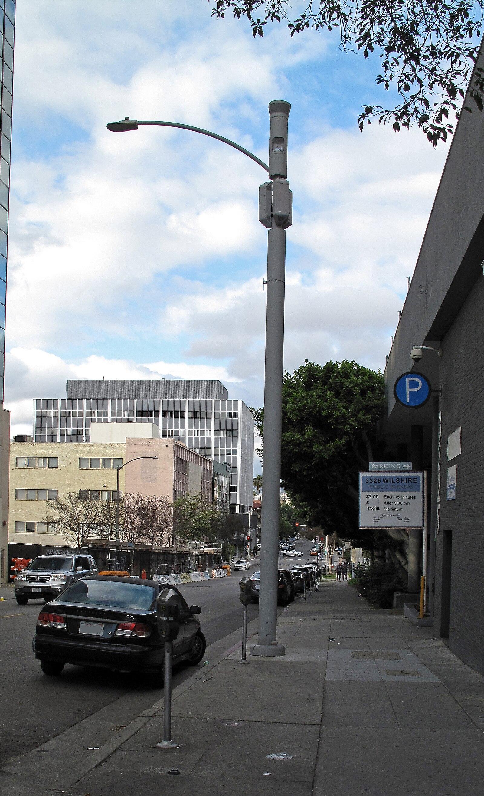 3225 Wilshire light pole